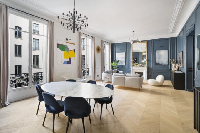 salon haussmannien avec les murs bleus et du mobilier design