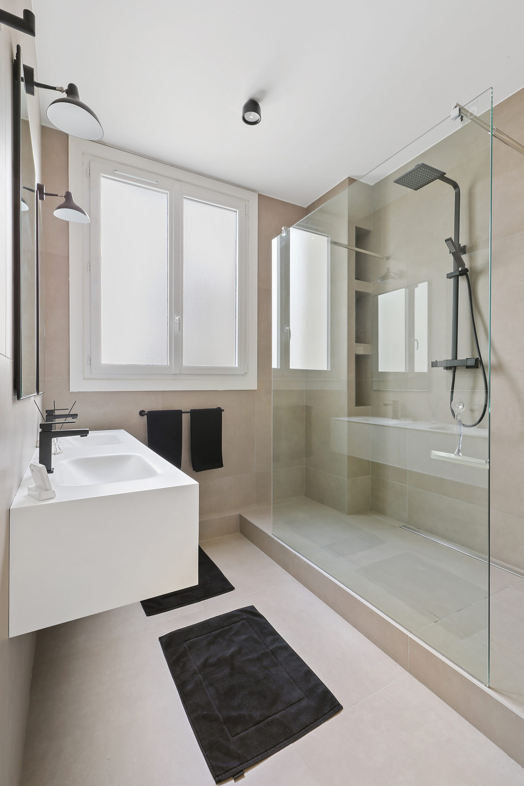 salle de bain design avec una très grande douche à l'italienne