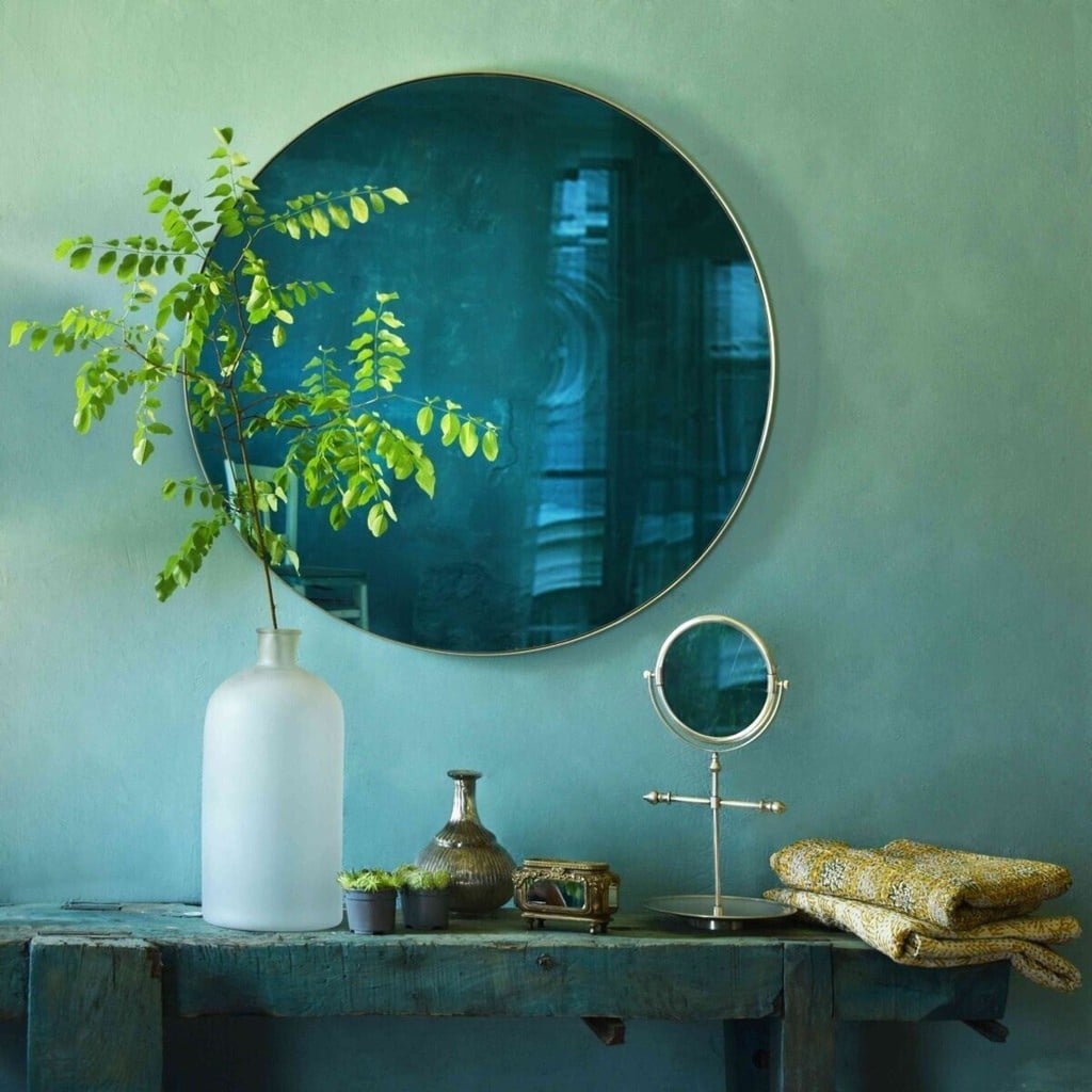 console d'entrée authentique avec un miroir rond